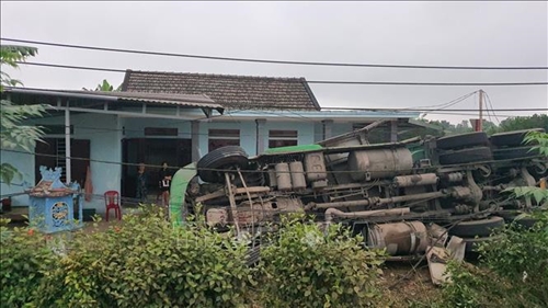 Xe container mất lái lao vào nhà dân ở Quảng Trị